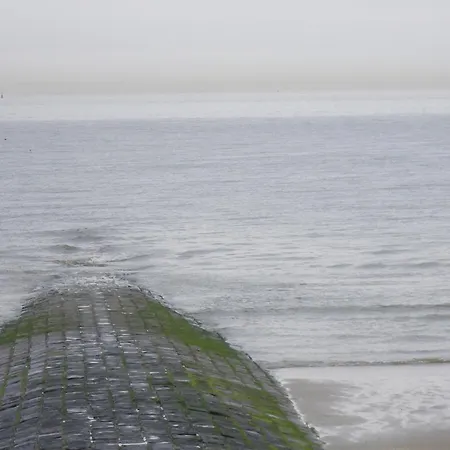Aan Zee Apartment